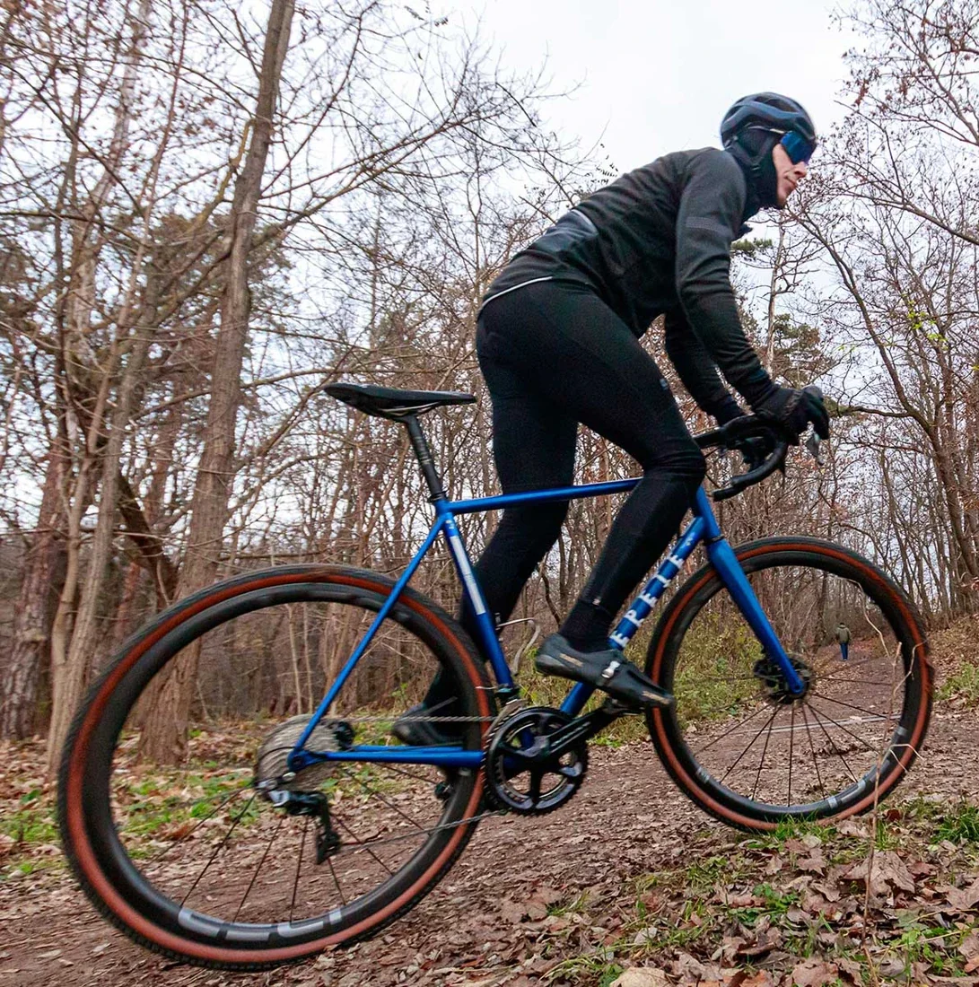 Gravelové kolo s koly IDEA ROUBAIX při jízdě v lese