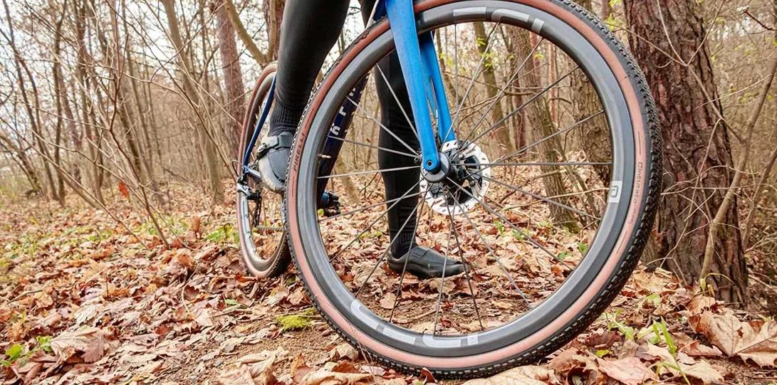 Detail předního kola IDEA ROUBAIX v terénu