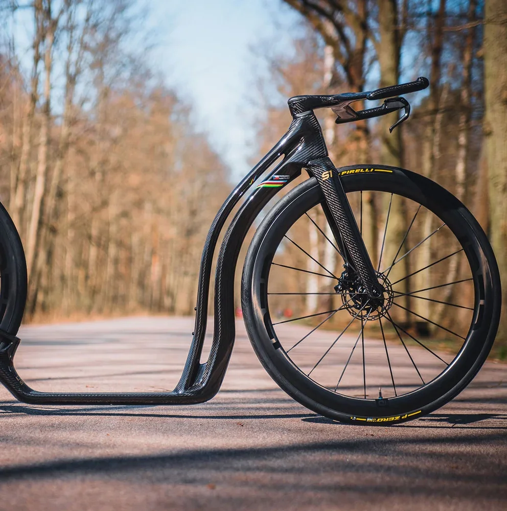 Karbonová koloběžka IDEA S1 AERO na silnici