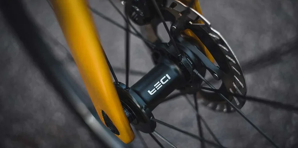 Detail předního náboje a vidlice IDEA R1 AERO