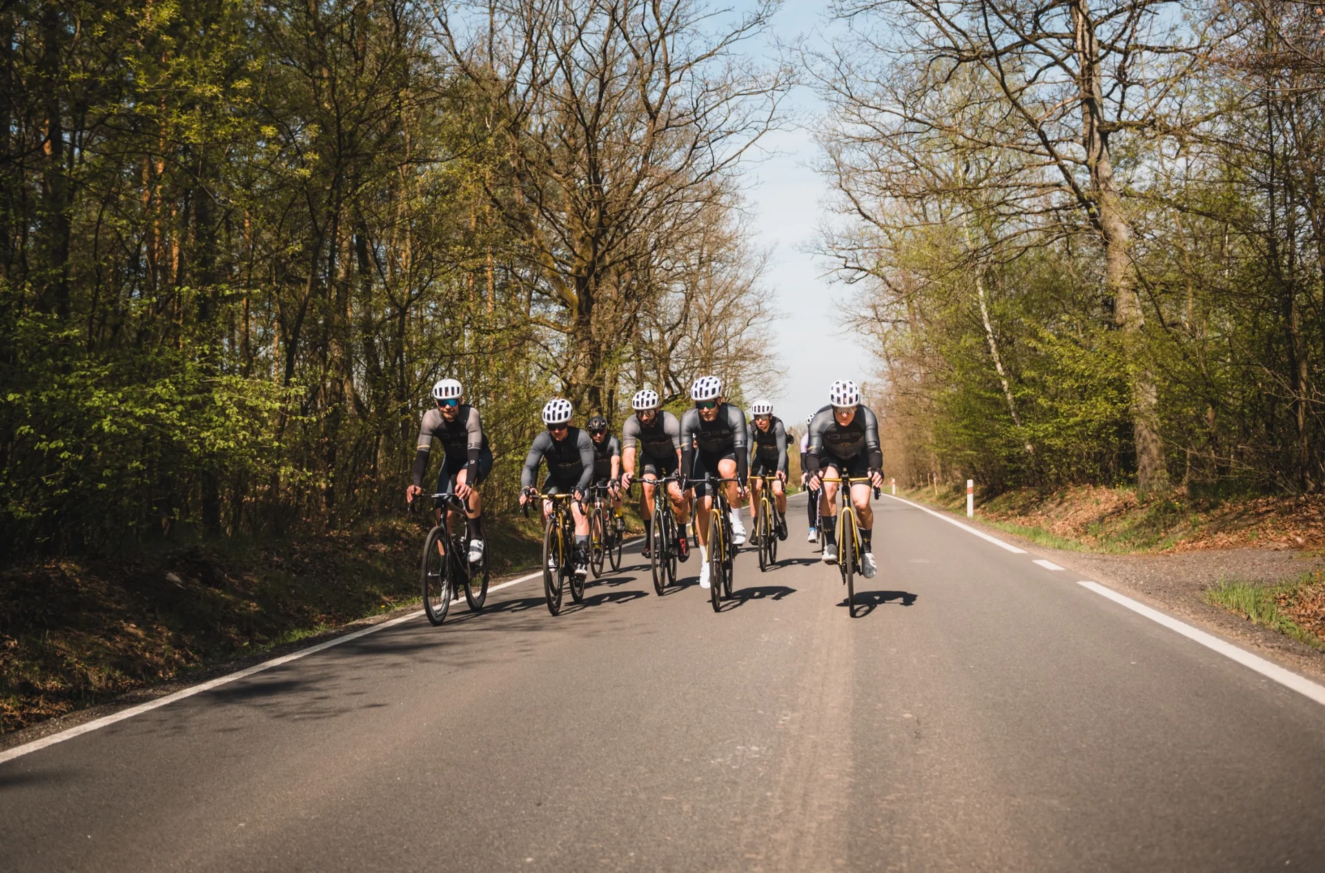 Peloton Rafkarna IDEA Cycling Teamu při společném tréninku na lesní silnici